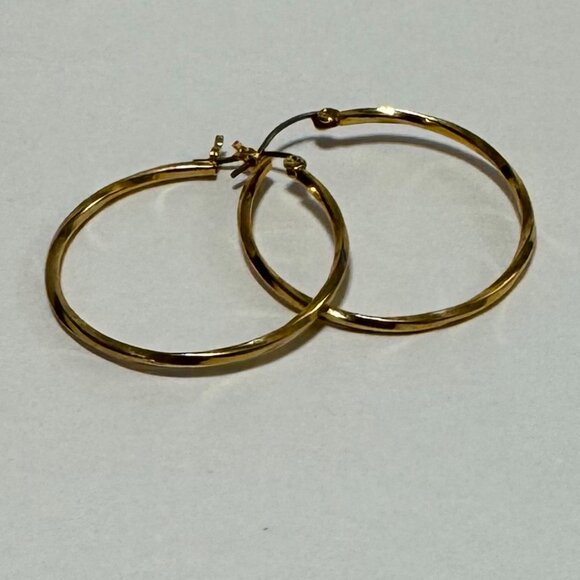6 Assorted Gold Tone Hoop Pierced Earrings - Picture 7 of 9